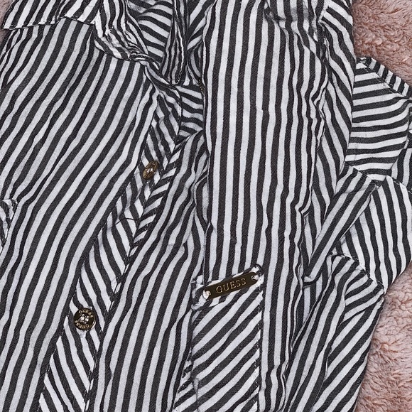 NWOT GUESS BUTTON DOWN - Picture 2 of 5